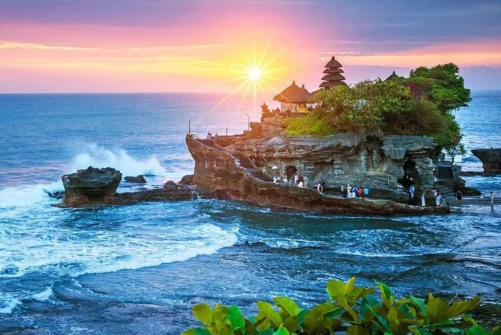 Tabanan North Bali Full-Day Tour – Lake, Waterfalls, Rice Terraces and Tanah Lot Sunset